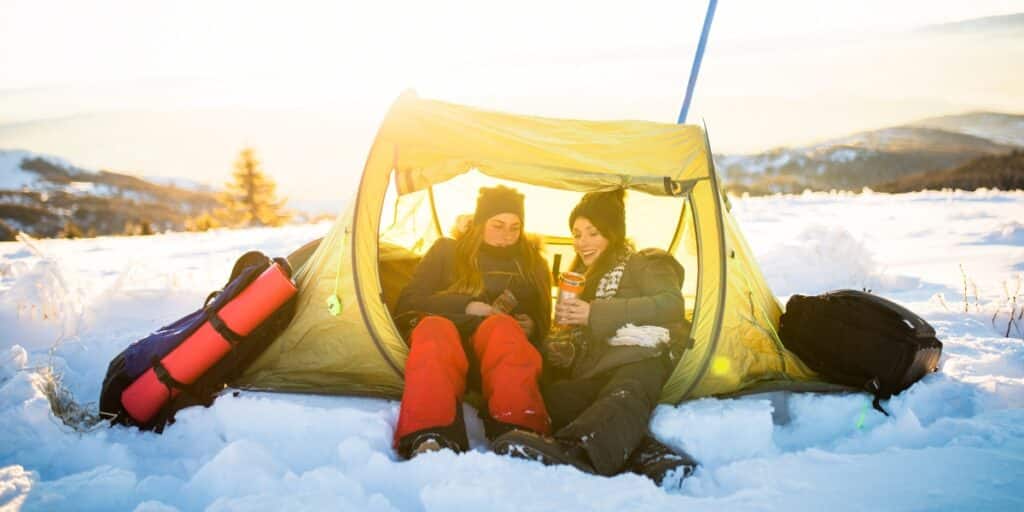 Scopri l'antico trucco per un campeggio invernale caldo e accogliente: il segreto che cambierà la tua esperienza outdoor